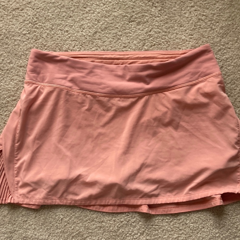 Lululemon play off the pleats midrise skirt in a shade of pink/coral in a size 8